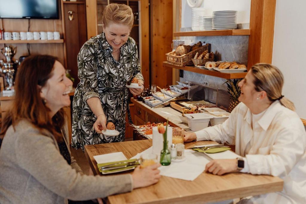 Dorfcafe Unken Hotelpension Swirtshaus Im Dorf Luaran gambar